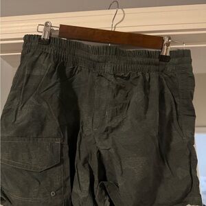 Women green camo Columbia hiking shorts